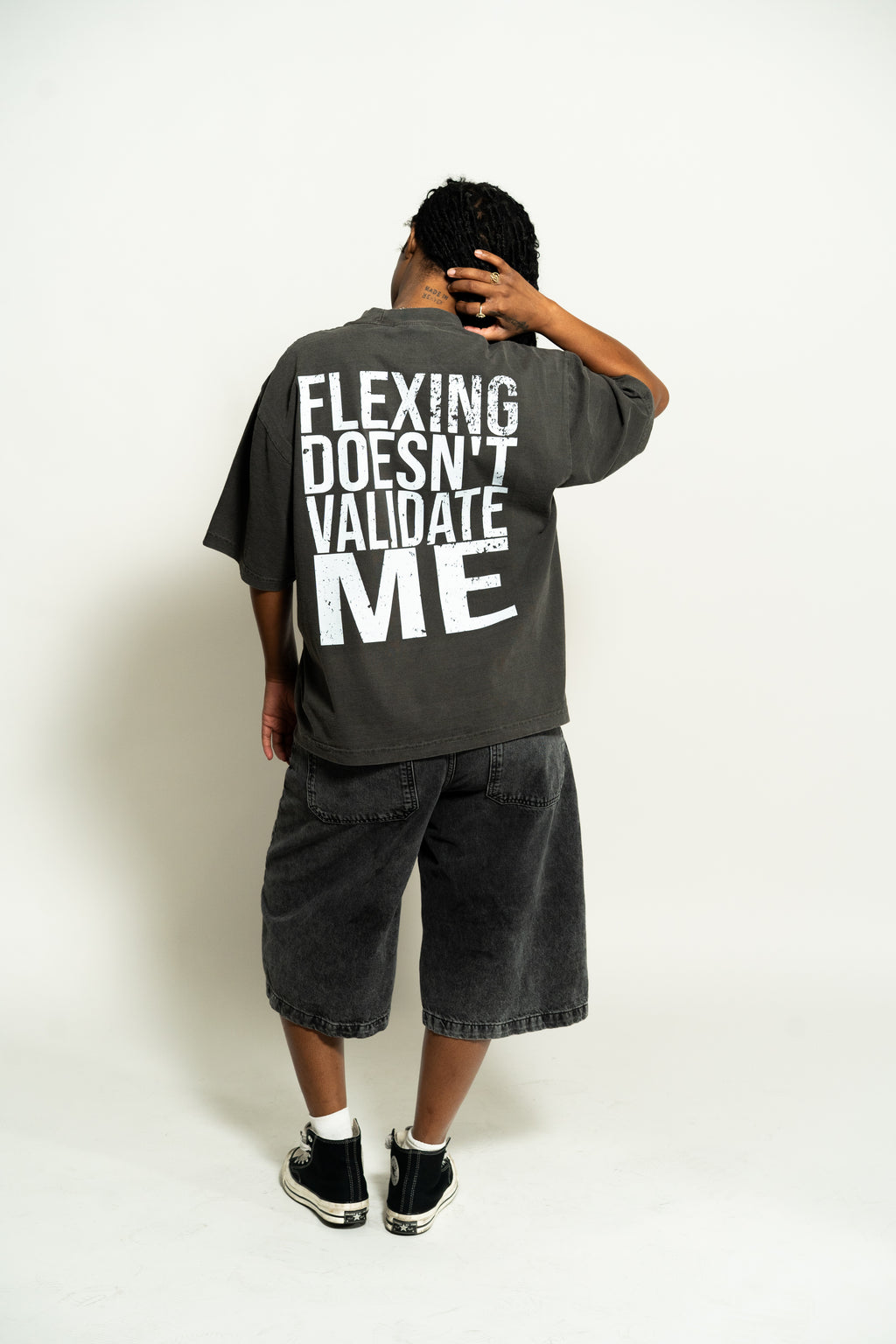 Flexing Doesn't Validate Me T-shirt Washed Charcoal